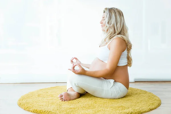 美丽的孕妇做瑜伽在家 — 图库照片