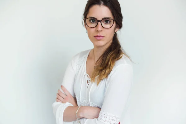 Hermosa mujer joven mirando la cámara. —  Fotos de Stock