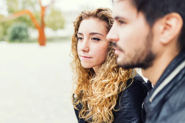 Belo jovem casal no parque. — Fotografia de Stock