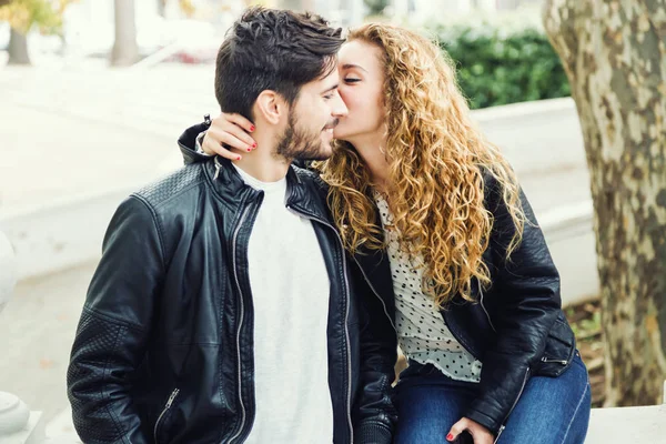 Belo jovem casal apaixonado no parque. — Fotografia de Stock