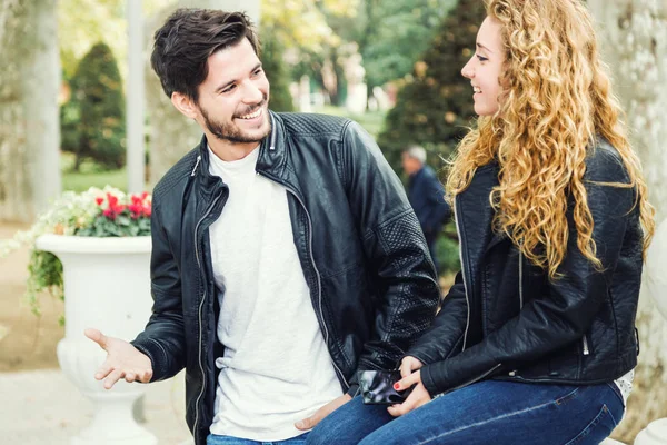 Belo jovem casal no parque. — Fotografia de Stock