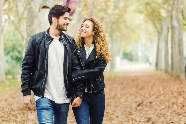 Beautiful young couple in love in the park. — Stock Photo, Image
