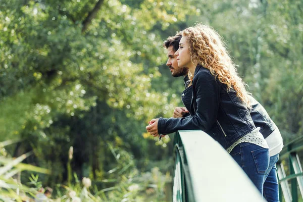 Beautiful young couple in the park. — Stock Photo, Image