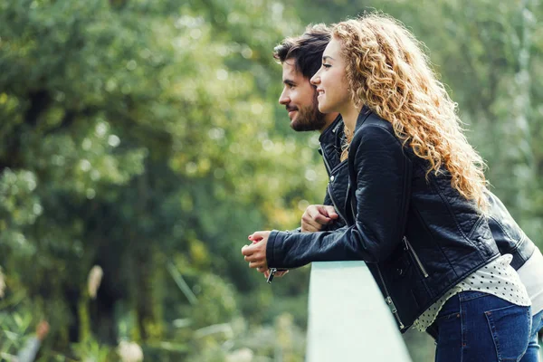 Schönes junges Paar im Park. — Stockfoto