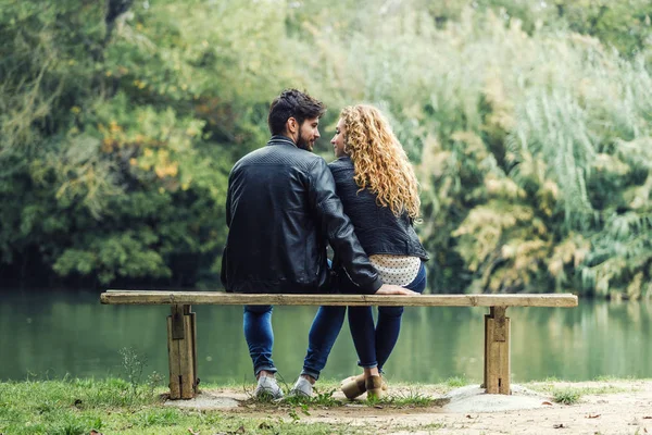 Vackert ungt par kär i parken. — Stockfoto