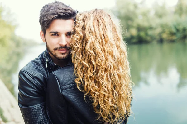 Hermosa joven pareja enamorada en el parque. — Foto de Stock