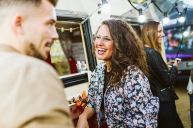 Güzel genç çift ziyaret sokak pazarında yemek.