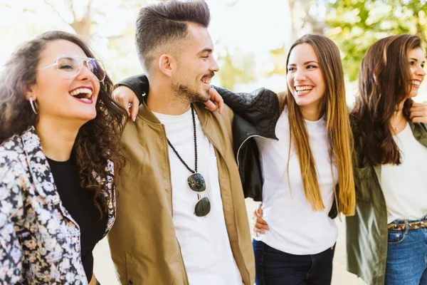 Grupo de amigos disfrutando del tiempo en la calle . — Foto de Stock