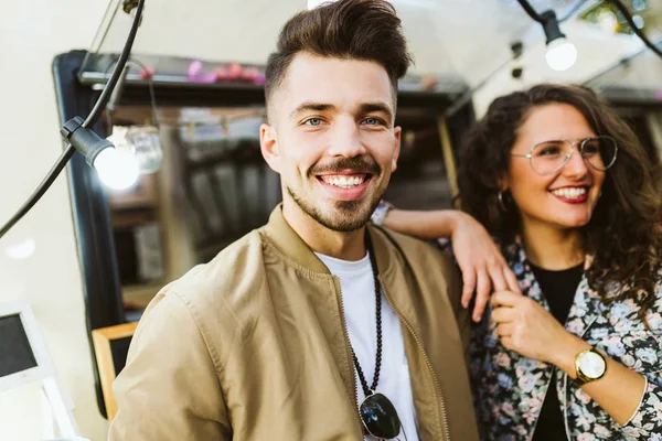 Mooie jonge paar bezoeken eten markt in de straat. — Stockfoto