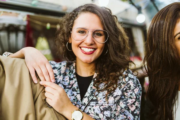 Mooie jonge vrouw kijken camera in de straat. — Stockfoto