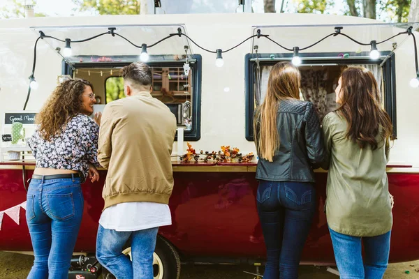 Grupo de amigos visitando comer mercado en la calle . — Foto de Stock