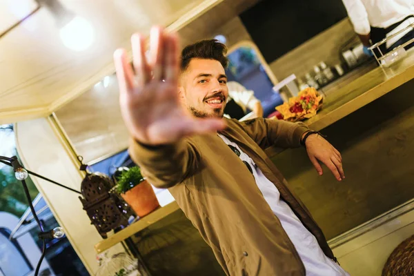 Beau jeune homme visitant manger marché dans la rue . — Photo