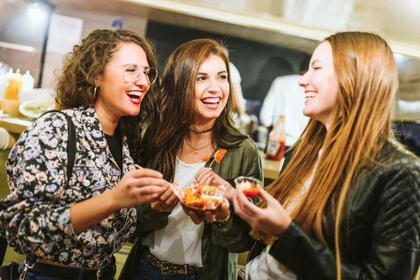 Groep vrienden een bezoek aan eten markt in de straat. — Stockfoto