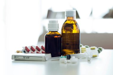 Çeşitli ilaç tıp hap, Tablet ve kapsül üzerinde 