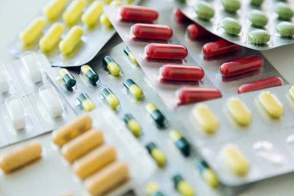 Асортимент фармацевтичних препаратів таблетки, таблетки і капсули на — стокове фото