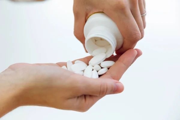 Depressive junge Frau nimmt Tabletten zu Hause. — Stockfoto