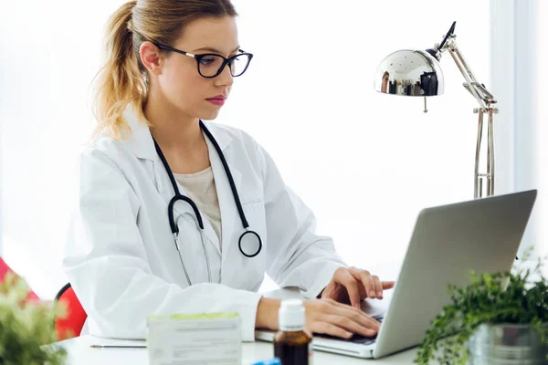 Medico donna che lavora con il computer portatile in ufficio . — Foto Stock