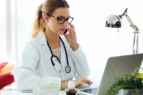 Ärztin mit Handy im Büro. — Stockfoto