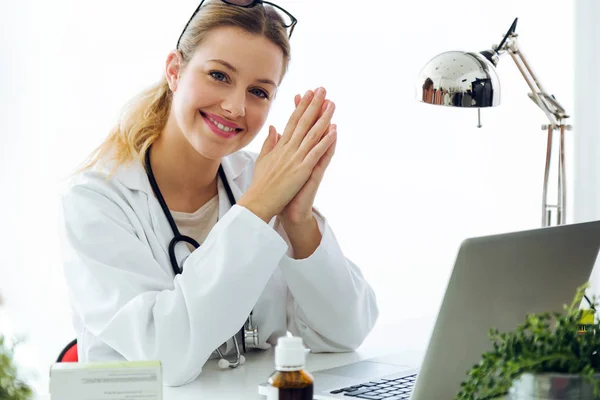 Vertrouwen vrouwelijke arts in het kantoor camera kijken. — Stockfoto