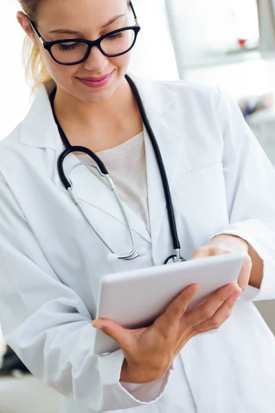 Femmina medico utilizzando il suo tablet digitale in ufficio . — Foto Stock