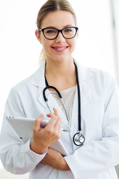 Självsäker kvinnliga läkare på kontoret tittar på kameran. — Stockfoto