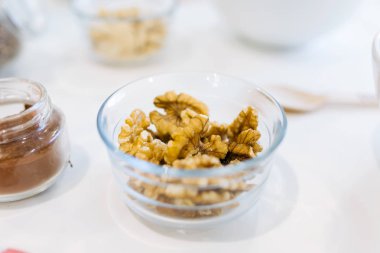 Bir kase ve mutfakta kakao ceviz.