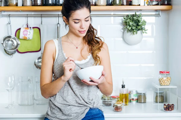 Beautiful young woman having breakfast in the kitchen. — Stock Photo, Image