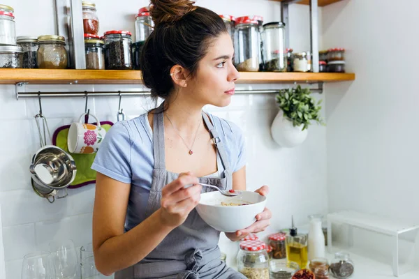 아름 다운 젊은 여자는 부엌에서 아침 식사. — 스톡 사진
