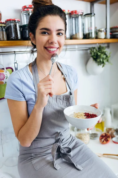 Mooie jonge vrouw ontbijten in de keuken. — Stockfoto