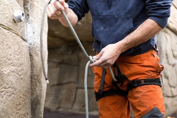 Jongeman, voorbereiding van de apparatuur voor het klimmen. — Stockfoto