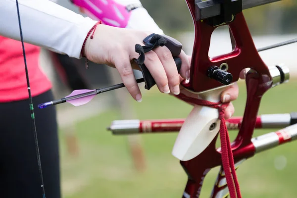 Female athlete practicing archery in stadium — Stock Photo, Image