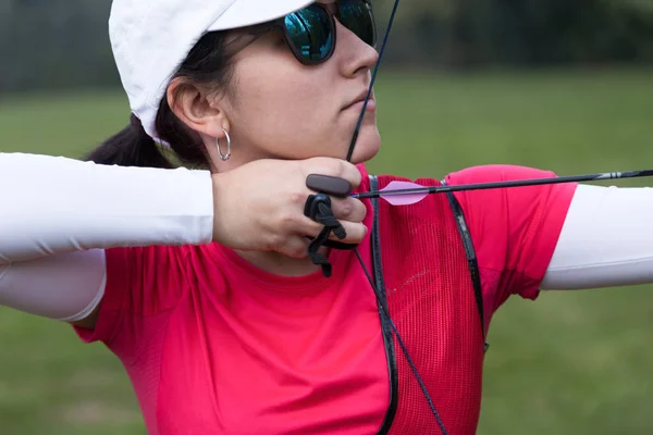 Atleta femminile che pratica tiro con l'arco nello stadio — Foto Stock