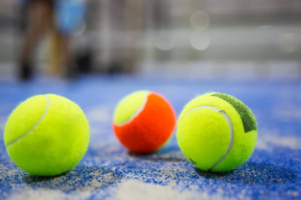 Paddel tennisbollar på blå turf i domstol. — Stockfoto