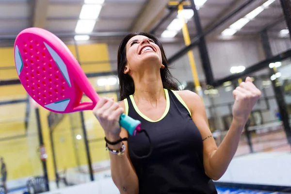 Bir kazanmak kutluyor raket tenis oyuncusu. — Stok fotoğraf