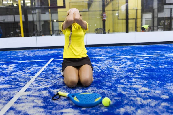 Paddle tennisspeler huilen voor het verlies van match op Hof. — Stockfoto