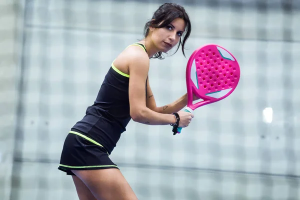 Güzel genç kadın kapalı raket tenis oynamaya. — Stok fotoğraf