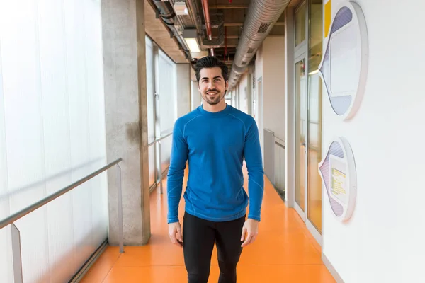 Beau jeune homme sportif se détendre après les cours dans la salle de gym . — Photo