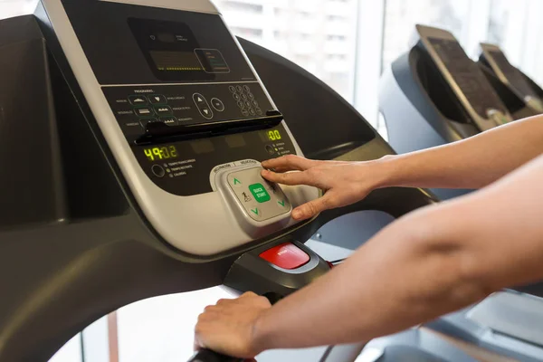 Jonge vrouw doen cardio-training in de sportschool. — Stockfoto