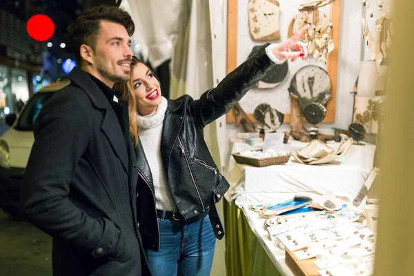 Hermosa pareja joven de compras en una calle urbana . — Foto de Stock