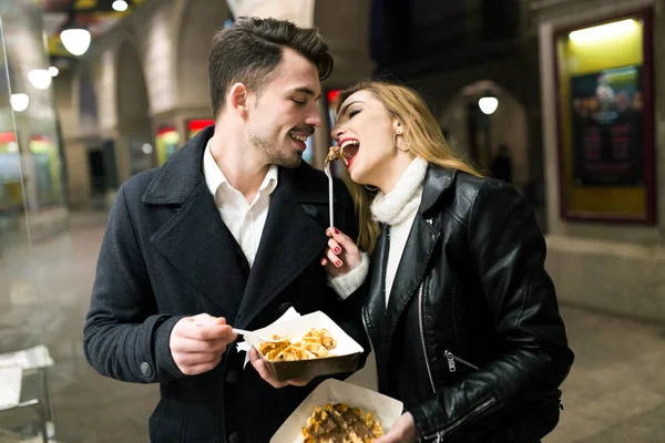 Красива молода пара їсть вафлі на вулиці . — стокове фото
