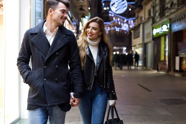 Belo jovem casal apaixonado na rua. — Fotografia de Stock