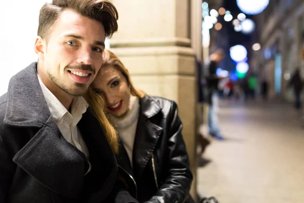 Hermosa joven pareja enamorada en la calle. — Foto de Stock