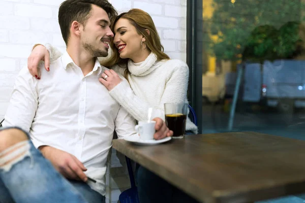 Hermosa pareja joven enamorada en una cafetería . — Foto de Stock