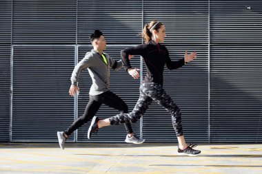 Sokakta çalışan zinde ve sportif Çift.