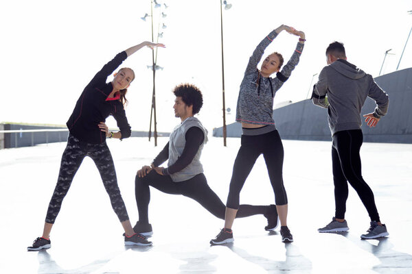 Портрет бегущего человека, делающего растяжку в городе
.