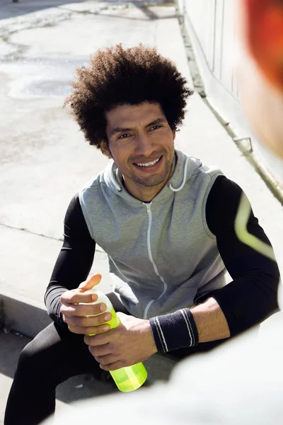 Fit and sporty young man relaxing after work out in the city. — Stock Photo, Image