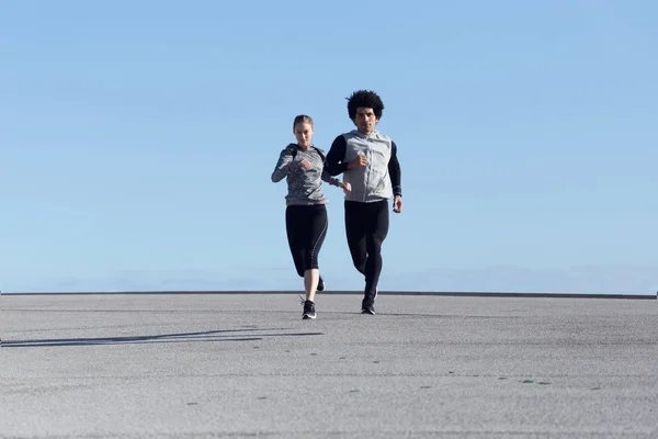 Ajuste y pareja deportiva corriendo en la calle . — Foto de Stock