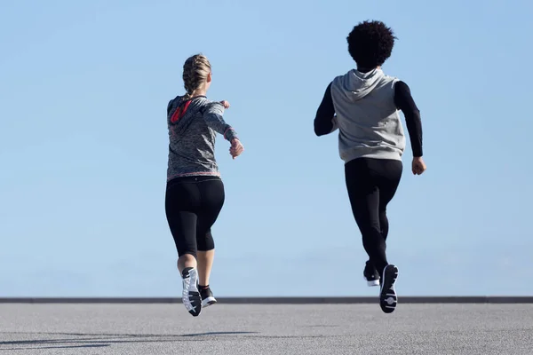 Passform och sportig par kör på gatan. — Stockfoto