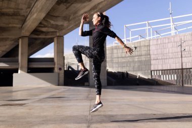 Kentsel ortamda çalışan güzel bir genç kadın.