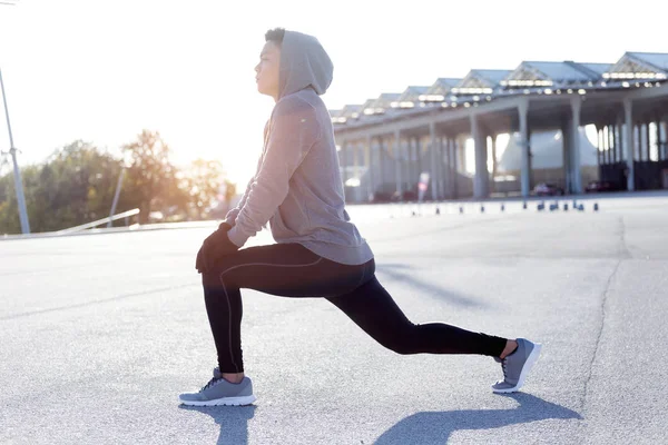 Adatto e sportivo giovane che fa stretching in città . — Foto Stock